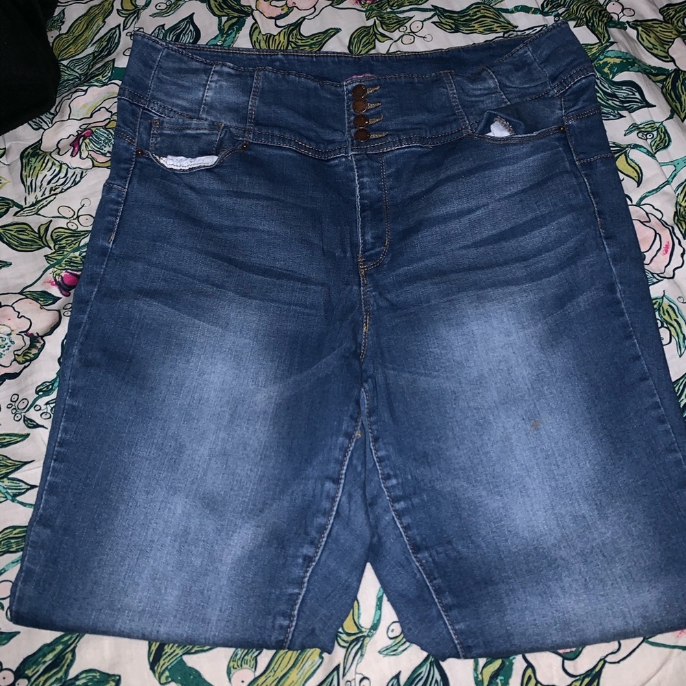 Plain high waisted blue washed jeans button up